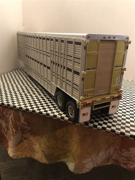 Toys Models Kits AMT 1 25 Wilson Livestock Van Trailer AMT1106 06