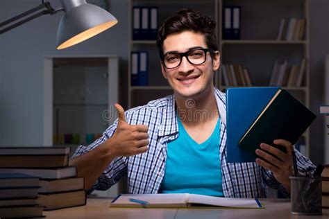 El Estudiante Que Se Prepara Para Los Ex Menes De Ltima Hora En Casa