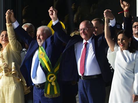 Lula Recebe Faixa Do Povo E Toma Posse Pela Terceira Vez