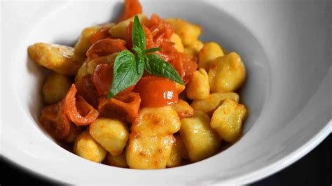 Gnocchi Di Patate Al Pomodoro Le Ricette Di Molto Italiano Youtube