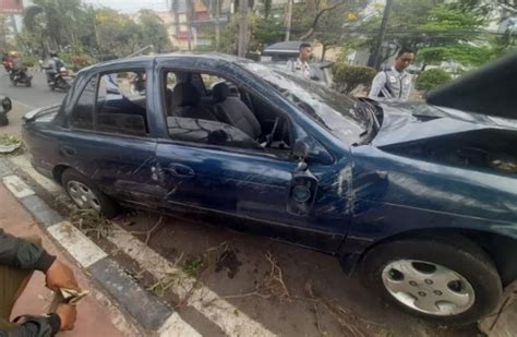 Hindari Sepeda Motor Mobil Sedan Tabrak Trotoar Hingga Ringsek Di