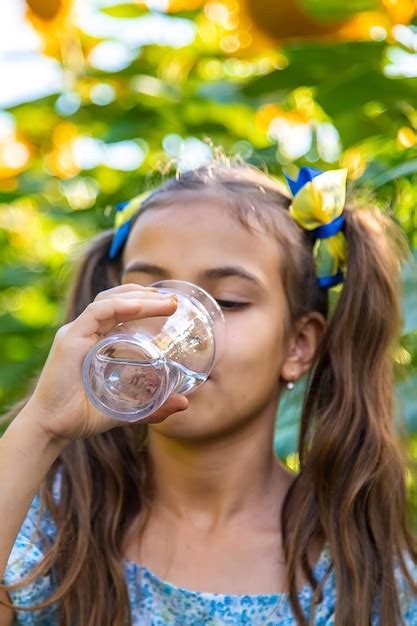 El Ni O Bebe Agua De Un Vaso Enfoque Selectivo Foto Premium