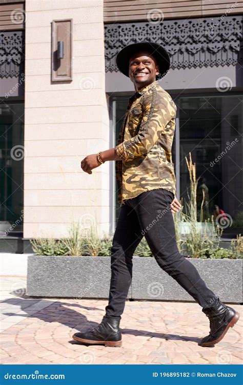 Modelo Masculino Afroamericano Posando Al Aire Libre Caminando Foto De