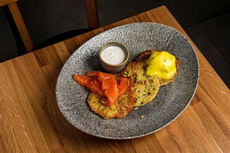 Tortitas de patata con huevo escalfado de caviar de salmón y crema