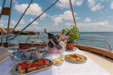 Aperitivo Al Tramonto In Barca Alle Isole Tremiti Holidoit