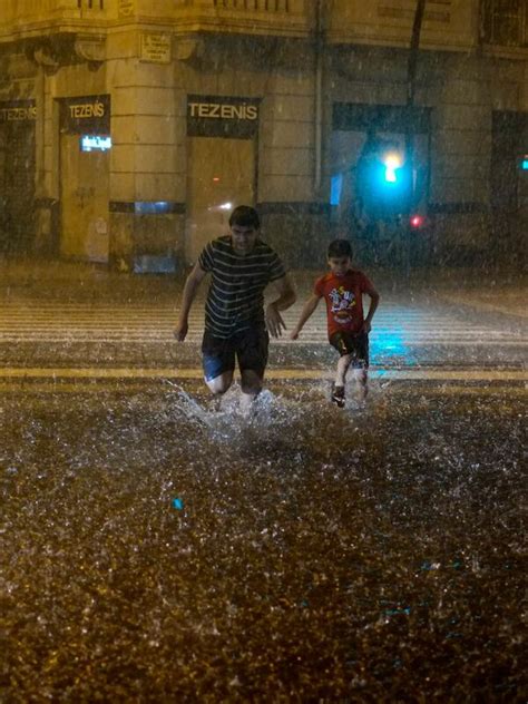 Mit Starkregen Gewittern Und Orkanb En Fegt Ein Unwetter Ber Spanien