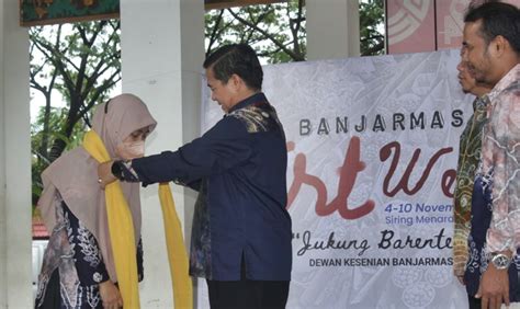 Walikota Ibnu Sina Baturai Pantun Banjarmasin Art Week Resmi