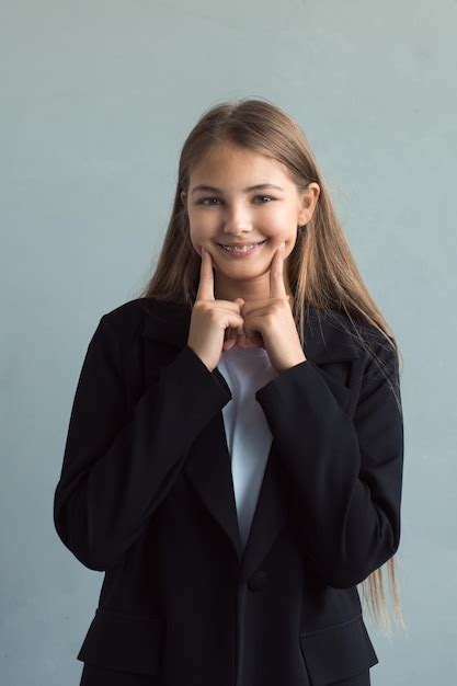 Hermosa Jovencita Feliz Con Chaqueta Negra Y Aparatos Ortop Dicos Se