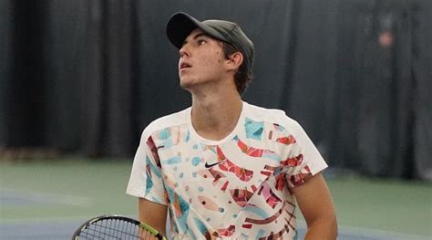 Un Joueur De Tennis De Rivi Re Du Loup Cogne Aux Portes Des Universit S