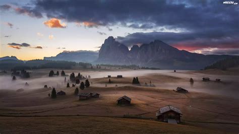 Mgła Góry Sassolungo Dolomity Drewniane Domki Płaskowyż Seiser Alm