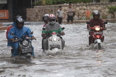 Penanganan Dampak Banjir Makassar BNPB Bantu Rp350 Juta