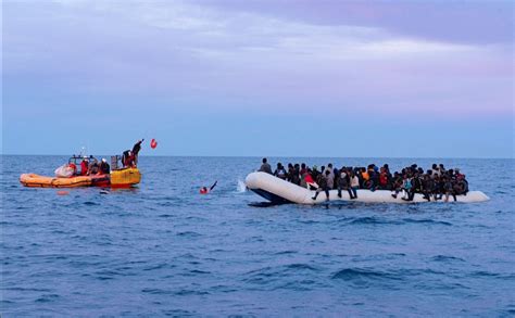 Raffiche Di Sbarchi A Lampedusa E Migranti Morti Stenti Di Fame E