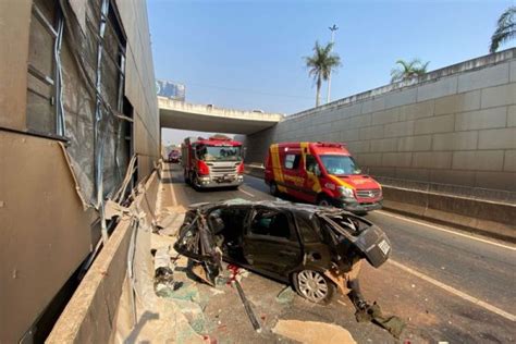 Carro cai de viaduto e motorista fica preso nas ferragens em Goiânia