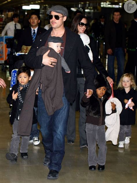 Foto Angelina Jolie é mãe de seis filhos junto Brad Pitt sendo