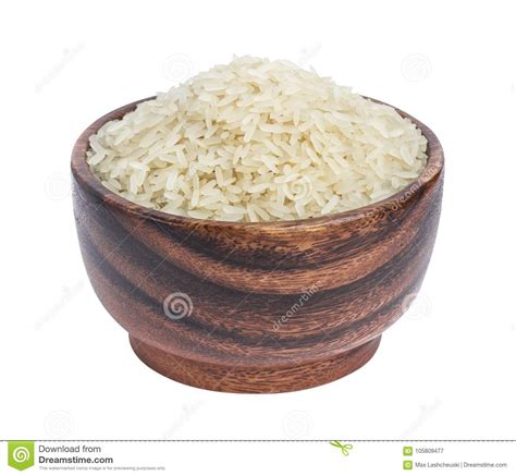 Arroz Cocido A Medias En Un Cuenco De Madera Aislado En Un Fondo Blanco