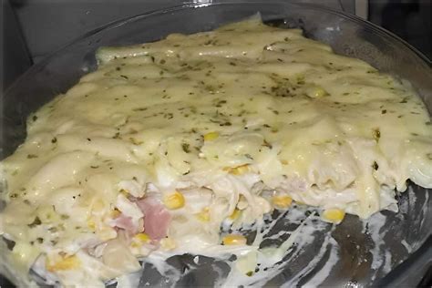 Macarrão Ao Molho Branco Com Presunto E Queijo Gratinado No Forno