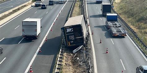 Langer Stau Nach Lkw Unfall Am Autobahnkreuz Biebelried Sattelzug