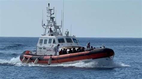 Migranti Ancora Sbarchi A Lampedusa 1 300 Nell Hotspot Giornale Di