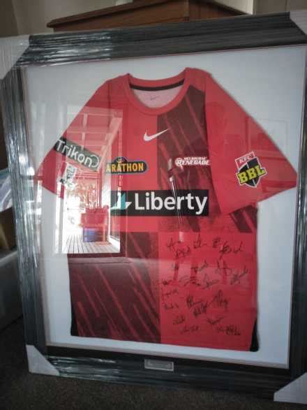 SIGNED AND FRAMED SHIRT OF THE 2021-2022 MELBOURNE RENEGADES BBL SQUAD ...