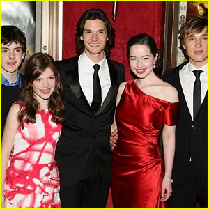 Ben Barnes Reunites With Anna Popplewell & More ‘Narnia’ Stars For ...