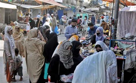 راولپنڈی موتی بازار کے باہر خواتین جوتوں کی خریداری میں مصروف ہیں جبکہ