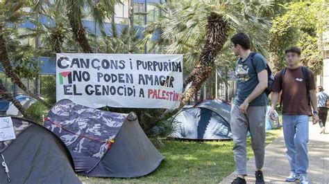 Protesta Uv Palestina De Aqu No Nos Movemos Ni En Vacaciones Las