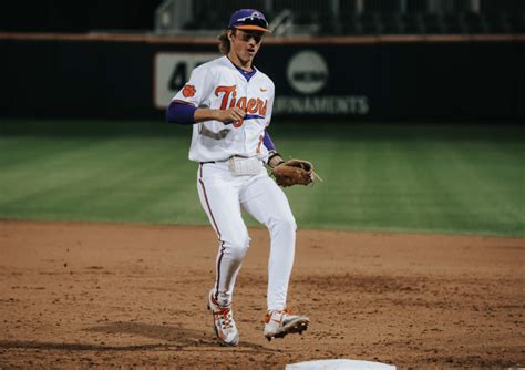 No 3 Clemson Scores Eight In The Ninth Defeat No 7 Seminoles In Gm2 Of Doubleheader Abc