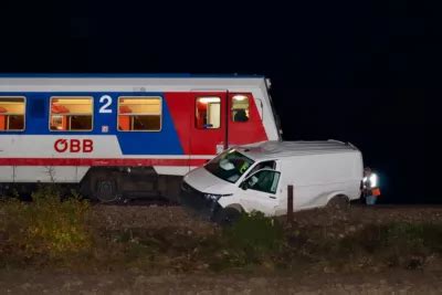 Klein Lkw Bei Bahn Bergang In Aurolzm Nster Von Zug Erfasst