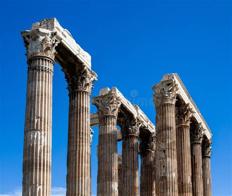 Templo De Olympian Zeus Y Acropolis Hill Athens Imagen De Archivo