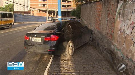 Motorista de carro de luxo perde controle da direção e bate em muro no