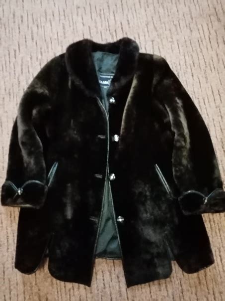 Мутоновая коричневая шуба, средней длины. В хорошем состоянии. Норковый ...