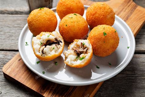 Risotto Casero Frito Arancini Relleno De Champi Ones Y Queso Parmesano