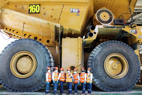 Talento 100 femenino realiza mantenimiento de camión gigante Cat