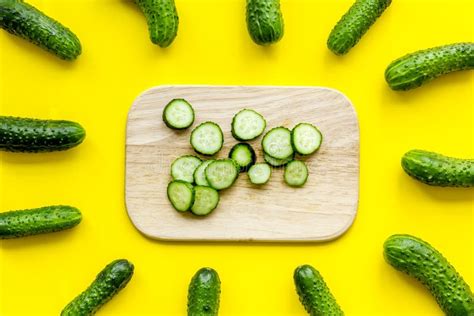 Haga La Ensalada Con Los Pepinos Frescos Verduras Cerca Del Escritorio