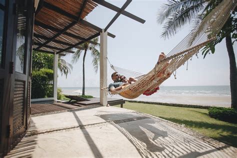 Pareja Relaj Ndose En Una Hamaca Junto A La Playa Foto De Archivo