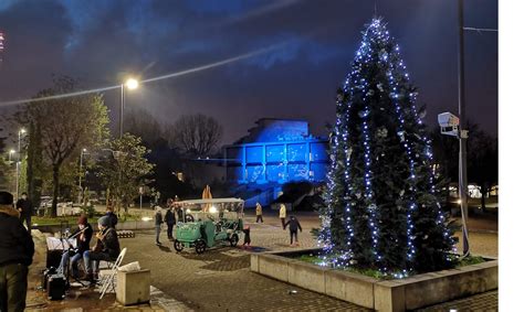 Si Accende Lalbero Di Natale In Piazza San Francesco Giornale Di Segrate