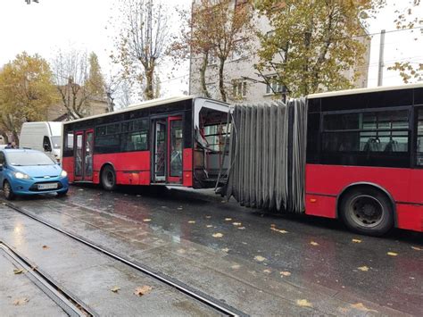 Info Bijeljina Prepolovio Se Gradski Autobus U Beogradu Foto