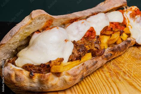 Panuozzo napoletano con polpette fritte ragù di pomodoro napoletano