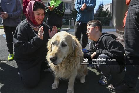 Özel çocuklar deprem travmasını özel eğitimli köpek Max ile atlatmaya