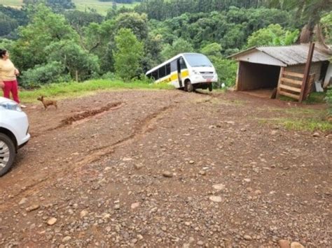 Ônibus escolar sai na pista e quase cai em barranco no Oeste de SC