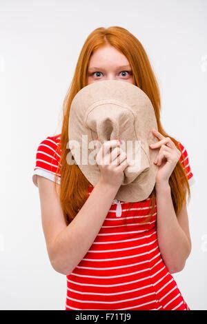 adolescente escondiendo la cara detrás de la máscara Fotografía de