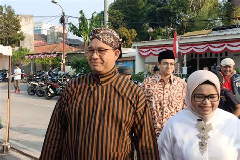 Kenakan Blangkon Anies Baswedan Hadiri Upacara HUT RI Di Waduk Lebak Bulus