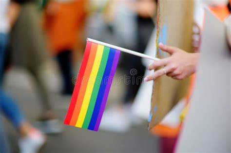 Activista Con Bandera Arco Iris Y Pancarta En La Marcha Por La Calle De