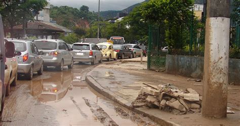 G1 Lama Causa Transtorno No Trânsito Das Ruas De Nova Friburgo