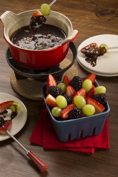 Prepara Un Delicioso Fondue De Chocolate Y Frutas