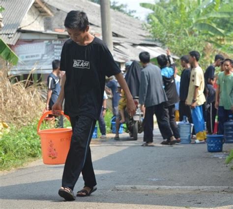 Santri SCB Bagikan Air Bersih Ke Warga Akibat Kekeringan Sekolah