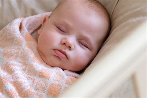 Ambiente de sono seguro para bebê em lençol de algodão adorável bebê