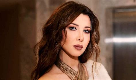 نانسي عجرم تشعل الاجواء في حفلها وتتصدر التريند بفستان حمل اسمها