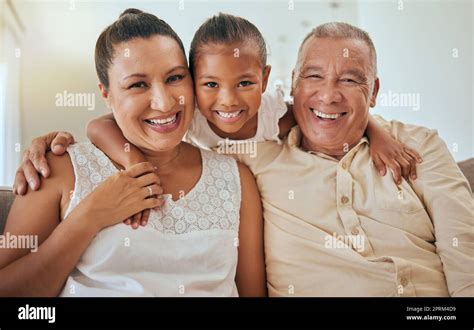 La Famille Le Portrait Et La Grand M Re Avec Grand P Re Embrassent