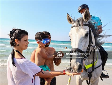 Turquie Les Gendarmes Cheval Assurent La S Curit Des C Tes D Izmir